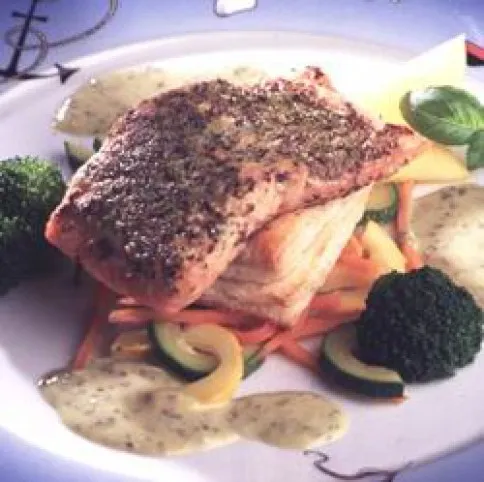 Pácolt lazac fehérboros-bazsalikomos mártással