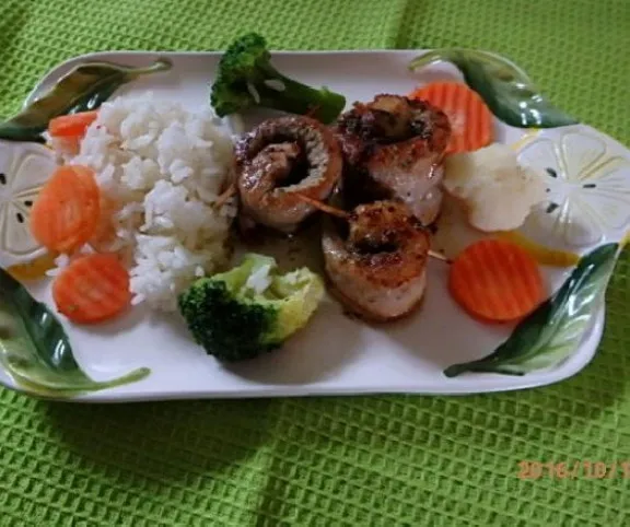 Fűszervajas harcsatekercs párolt zöldségekkel