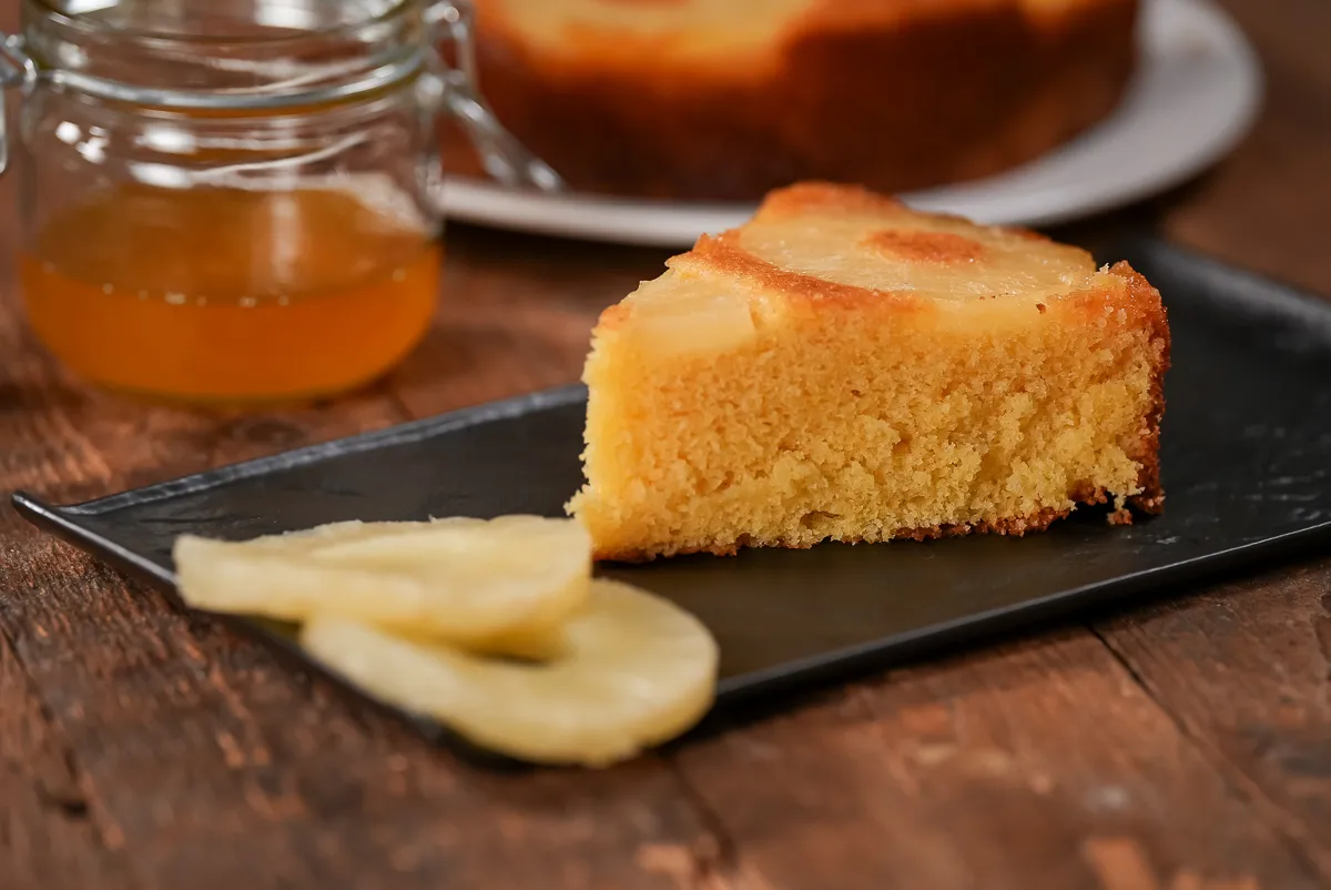 Fordított ananásztorta: egy szelet a tortából egy tányéron