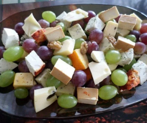 sajttál szőlővel dióval - klasszikus előétel