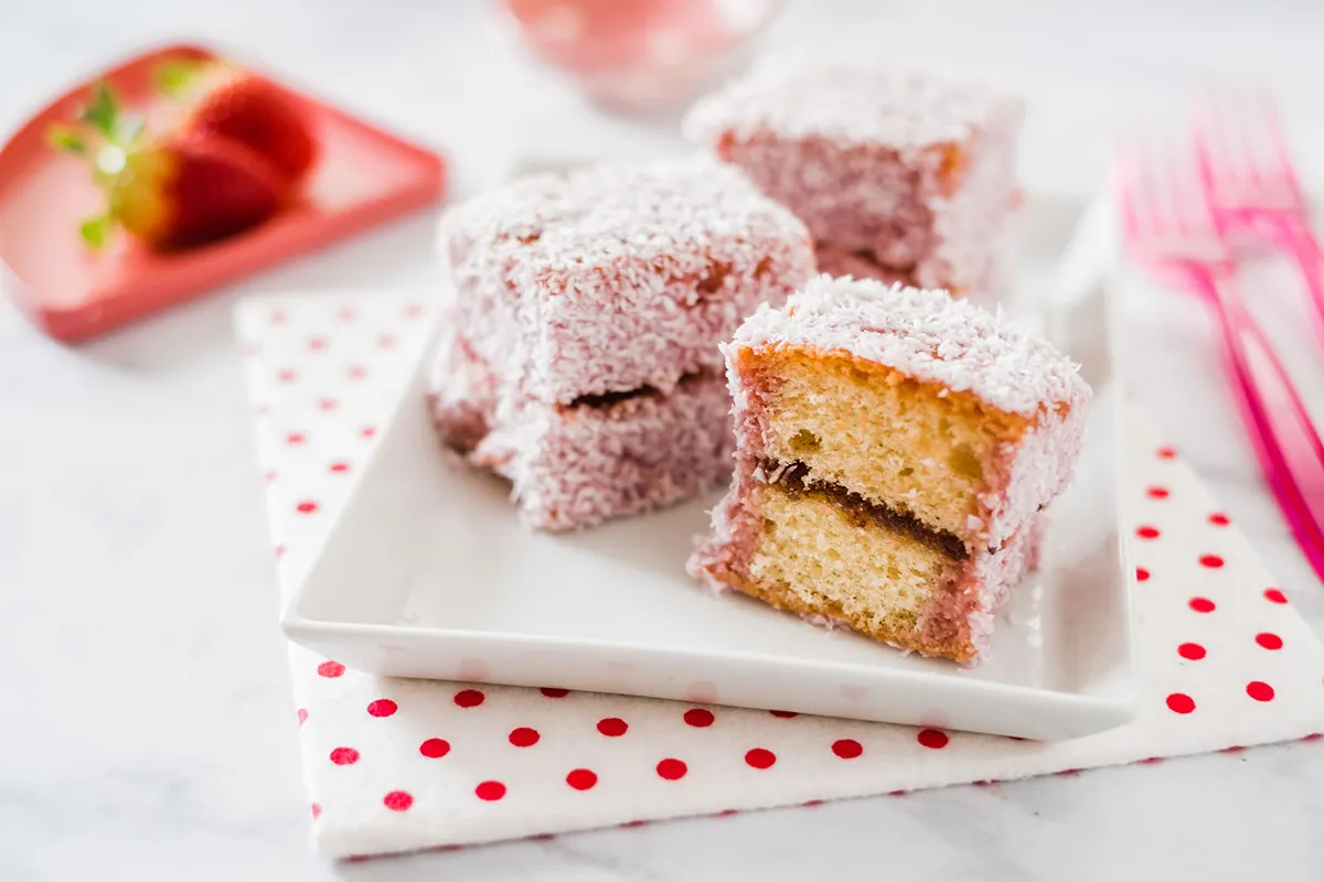 Ez a legjobb epres töltött kókuszkocka receptje 