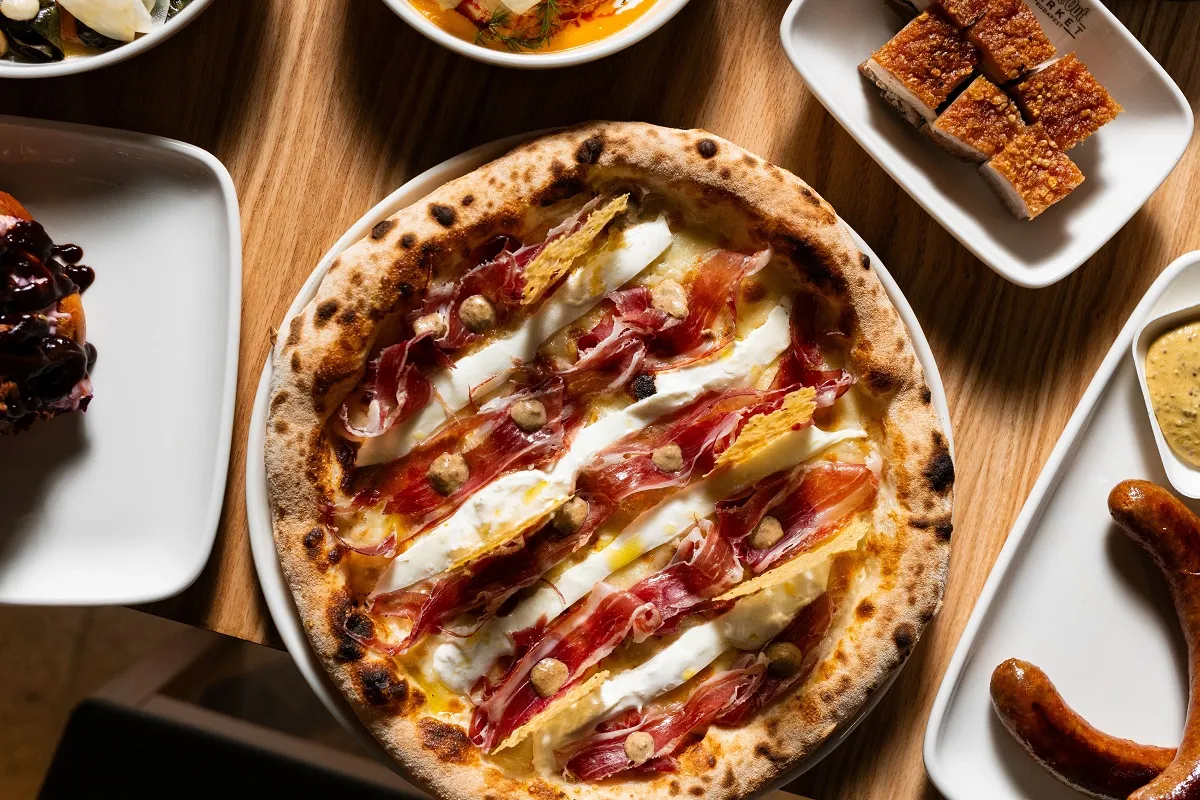 Érlelt mangalica sonka kerül a pizzára