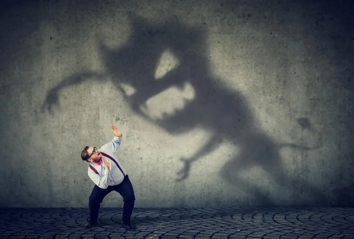 A demencia korai jelei: egy féri ijedten húzódik össze egy szörny árnyékától tartva