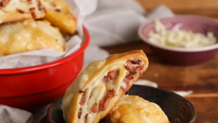 Villámgyors tejfölös-baconös tekercs