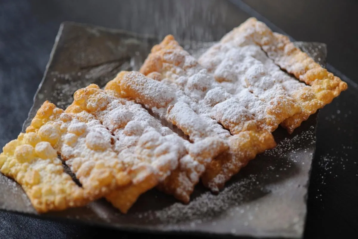 Csörögefánk: egy tálon „chiacchiere”, az olaszok kedvelt fánkja