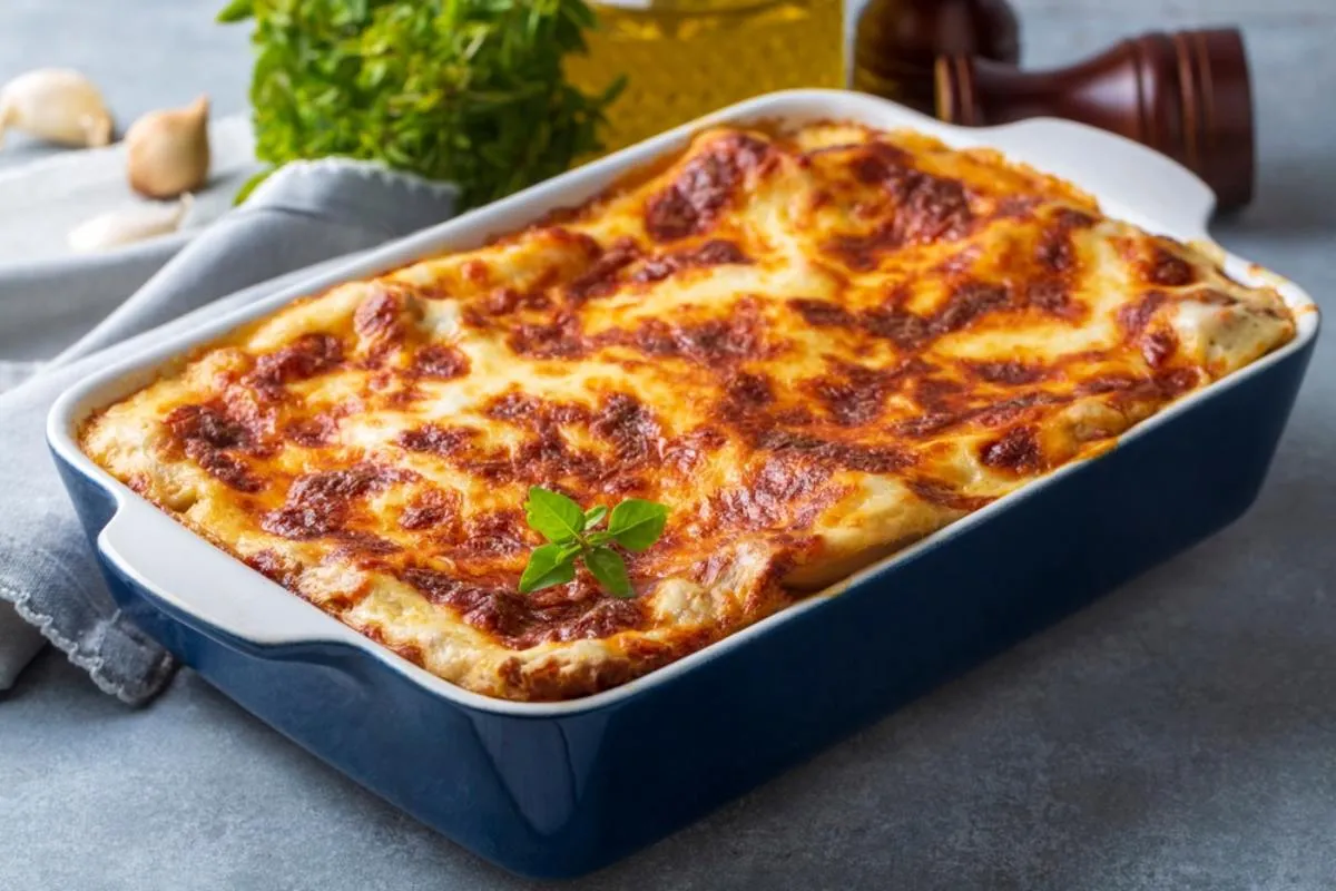 Lasagne egy nagy tálban: ha alufólia alatt sül, elszíneződhet az étel