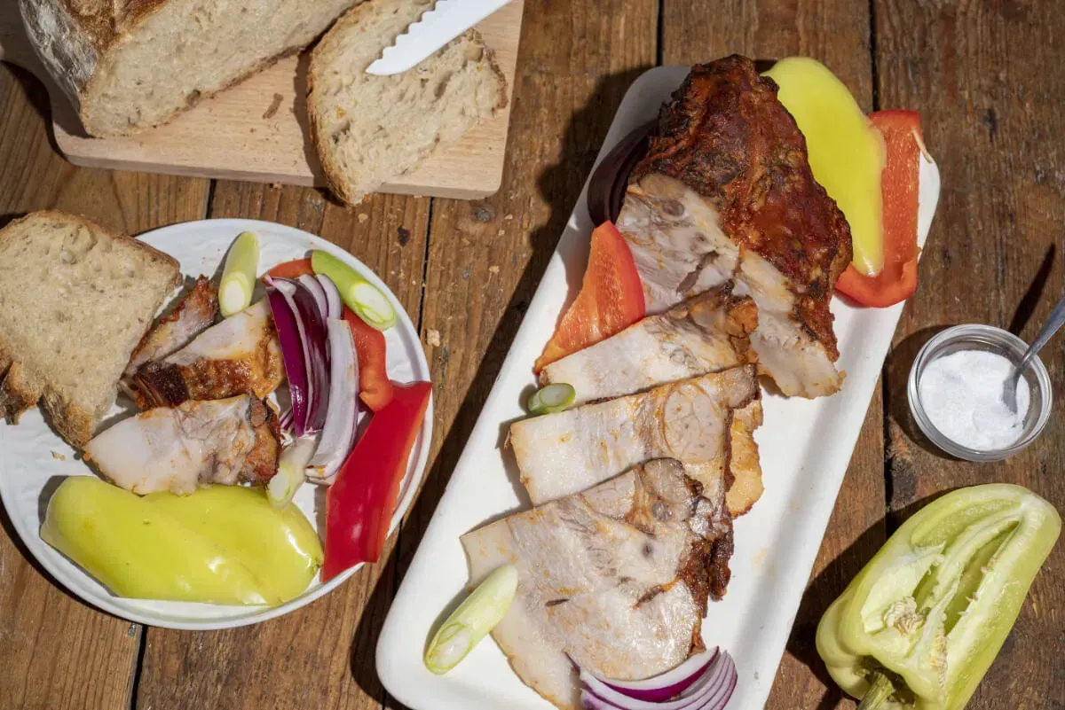 Abált szalonna tálalva, zöldségekkel