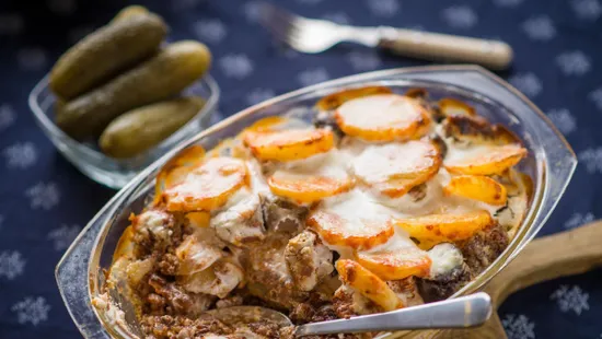 Magyaros, laktató ételre vágysz? Ezt a disznótoros rakottast kár kihagyni!