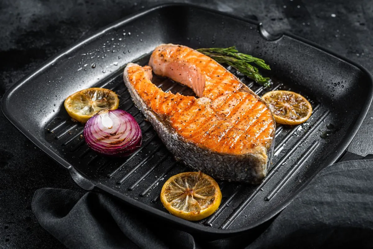 Egy szelet hal grillserpenyőben