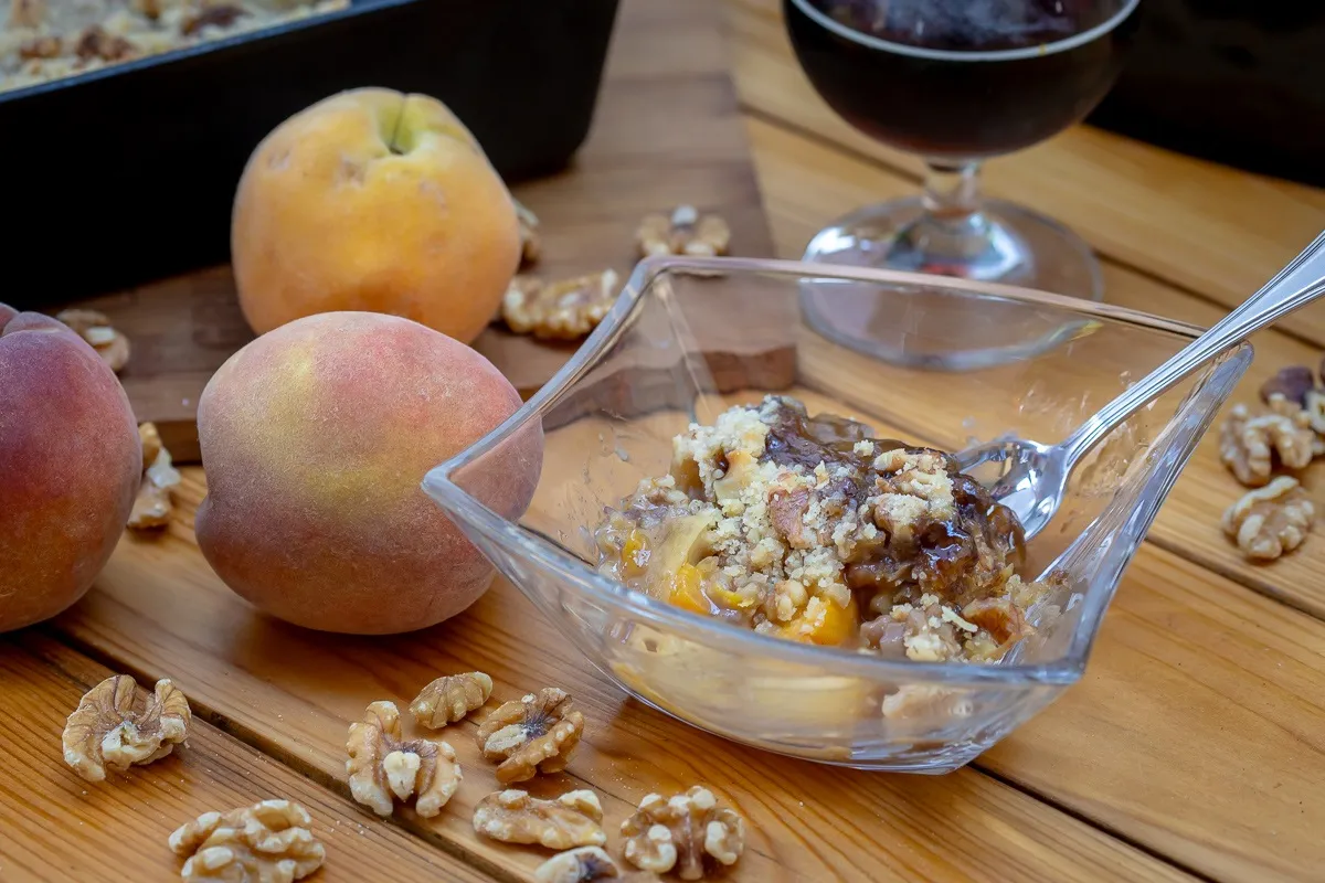 Barna sörös morzsasüti őszibarackkompóttal /Fotó: Mindmegette