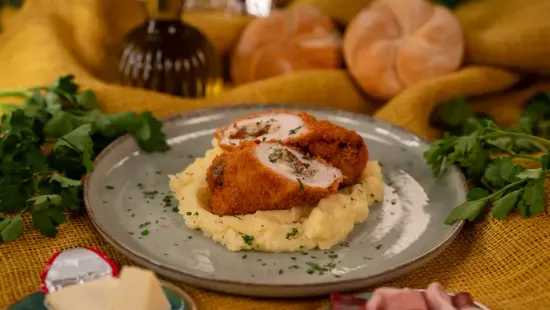 Így lesz izgalmas fogás a rántott húsból: kockasajt kerül töltelékként a csirkemellbe