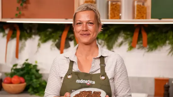 Egészséges nassolnivaló otthon: vadgyümölcs teszi különlegessé a müzliszeletet