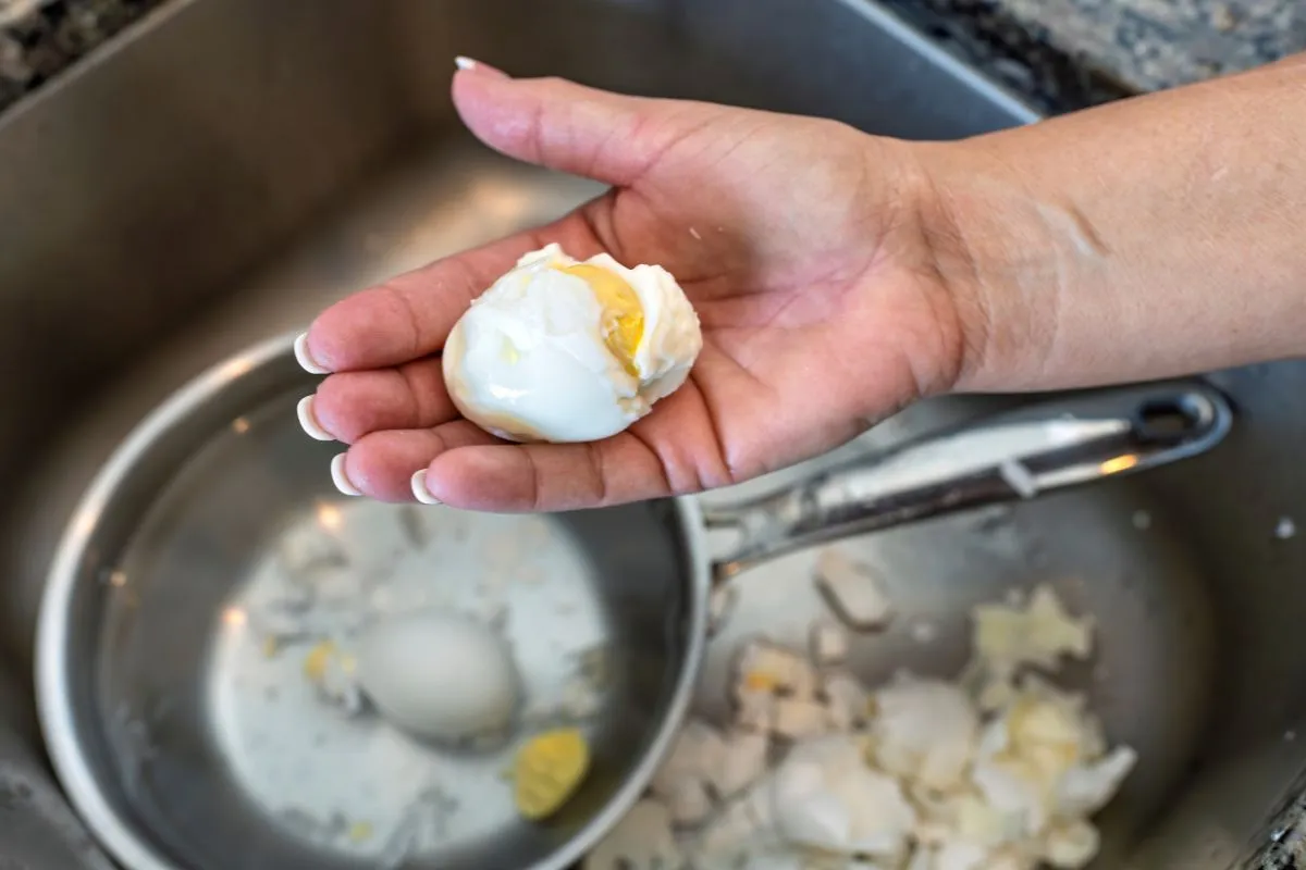 A tojáspucolás nem kell, hogy bosszantó legyen, csak egy jó trükk kell hozzá