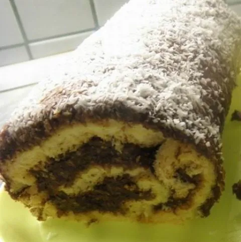 Csokis-kókuszos piskótatekercs