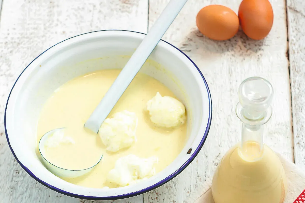 Madártej tálban, mellette tojáslikőr