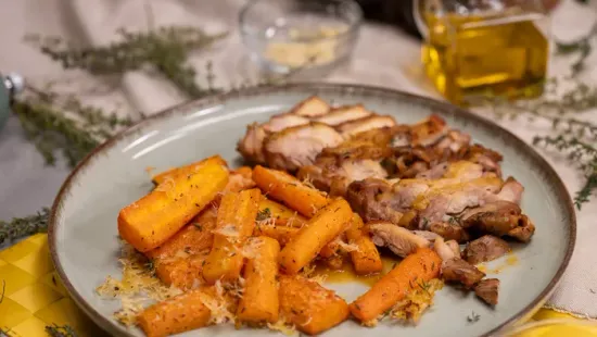 Ínycsiklandó köret dobja fel a sültet: ropogós csirkecomb parmezános répával