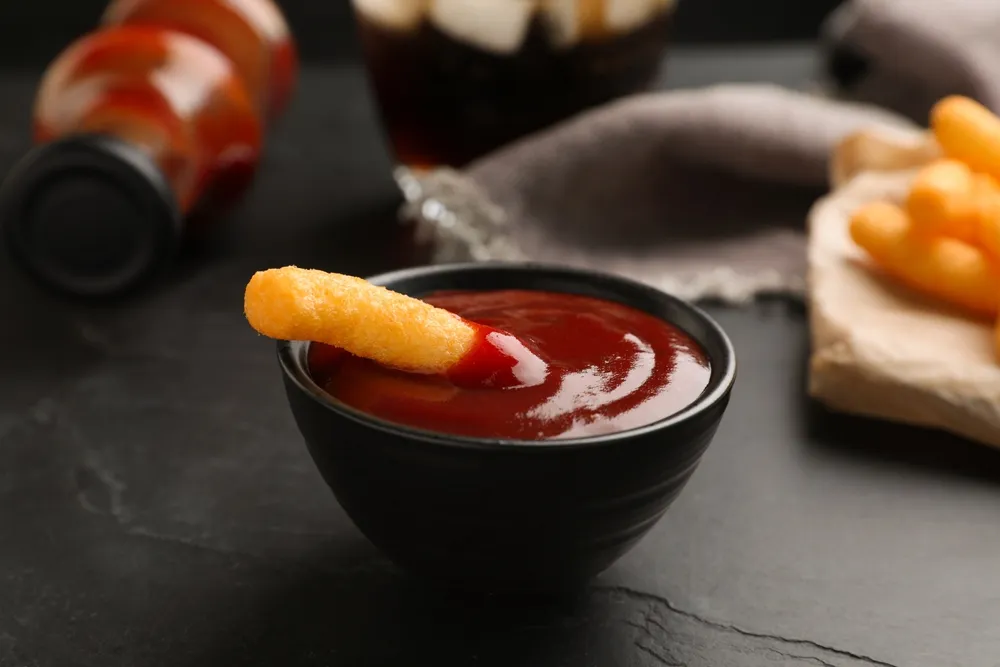 Az éttermekben ugyan az asztalon áll a ketchup, a legtöbb háztartásban a hűtőbe kerül.