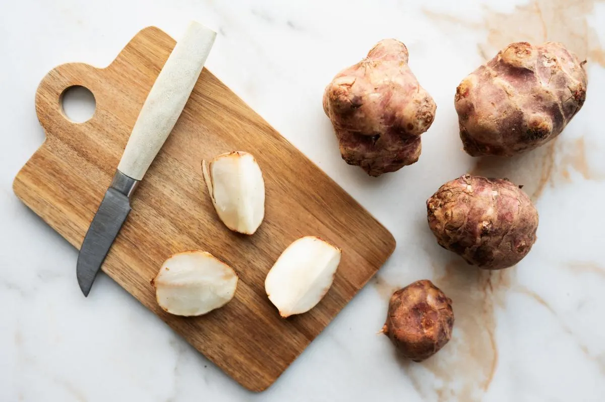 Csicsóka: egy vágódeszkán félbevágott csicsókák