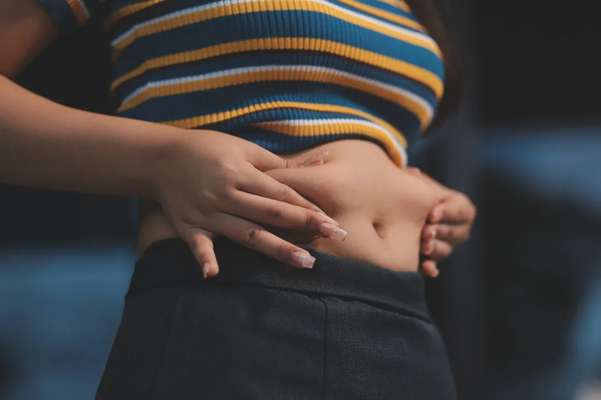 Nő, aki küzd a hasi zsír ellen