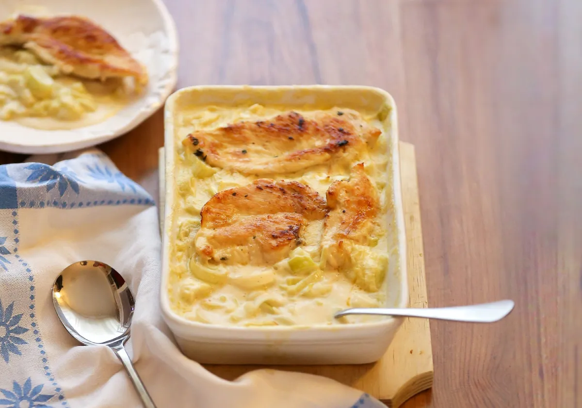 Tejszínes-pórés rakott csirkemell