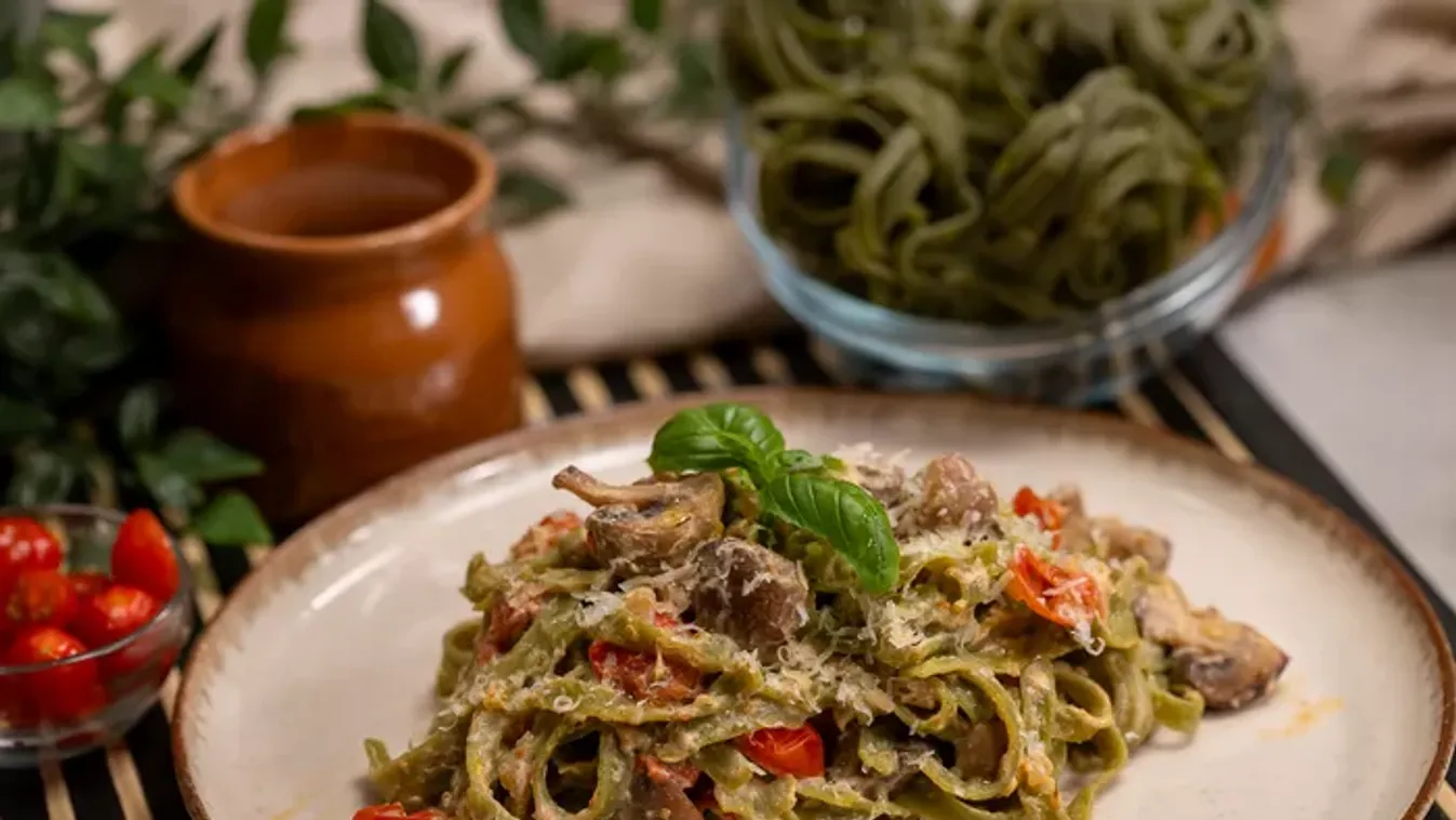 Spenótos tészta gombás-paradicsomos raguval recept