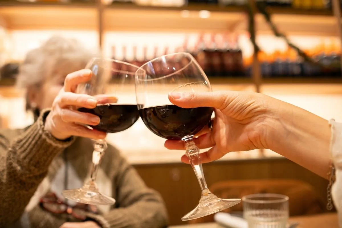 Összefüggés lehet a hosszú élet titka és a vörösbor között