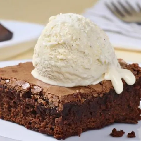 Brownie süti vaníliafagyival