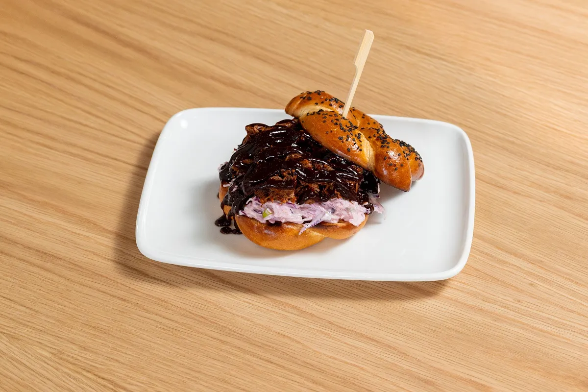 Szaftos és fűszeres tépett hússal készül a mangalica burger