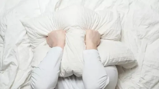 Pocsékul alszol, állandóan felébredsz? Ez lehet az oka!