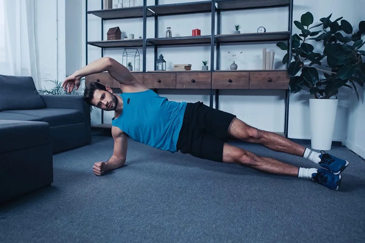 Férfi saját testsúlyos edzést végez