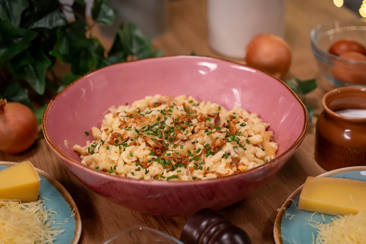 Az osztrák sajtos galuska laktató: egy tányérban nagy adag käsespätzle