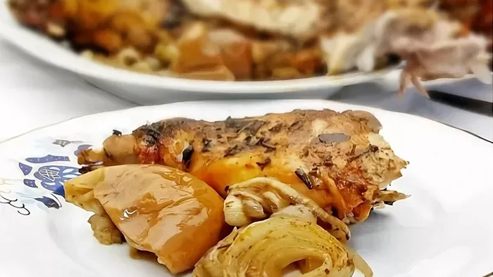 Nyúl tepsiben sütve, fűszeres sült almával