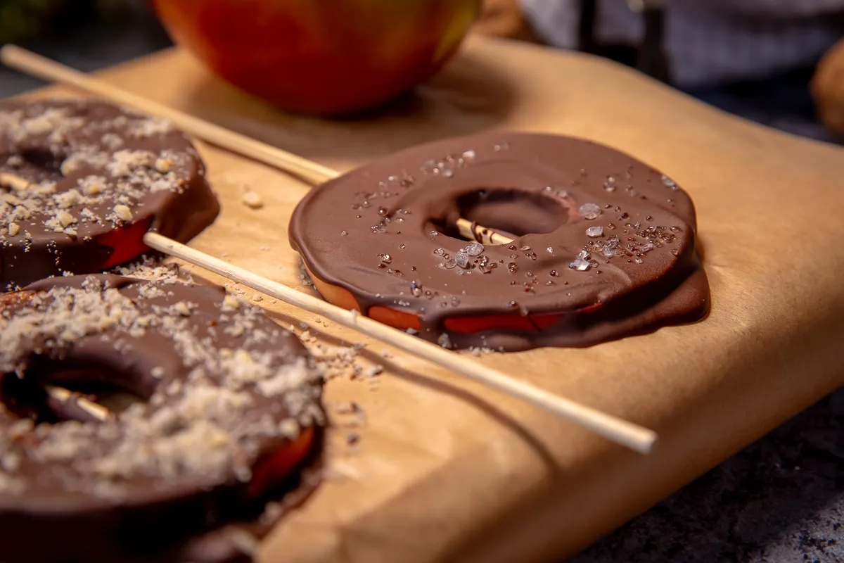 Csokiba mártott alma /Fotó: Mindmegette