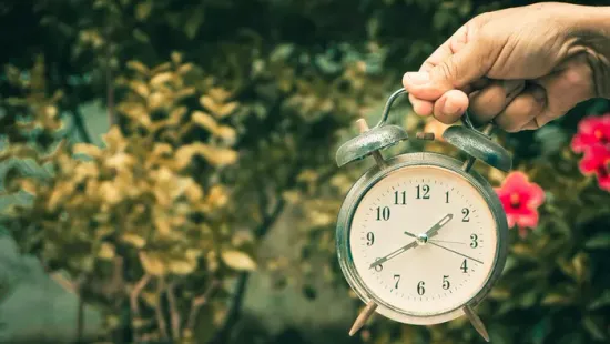 Mikor vacsorázhatunk végre világosban? Hamarabb jön a tavaszi óraátállítás 2026-ban