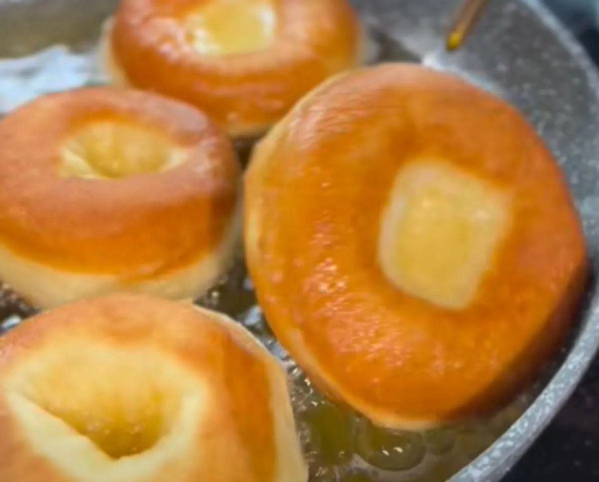 Szalagos fánk sül olajban