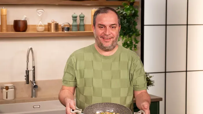 Egyszerű alapanyagokból is lehet mennyei finom fogás: zöldborsós, póréhagymás csirkeragut készítettünk