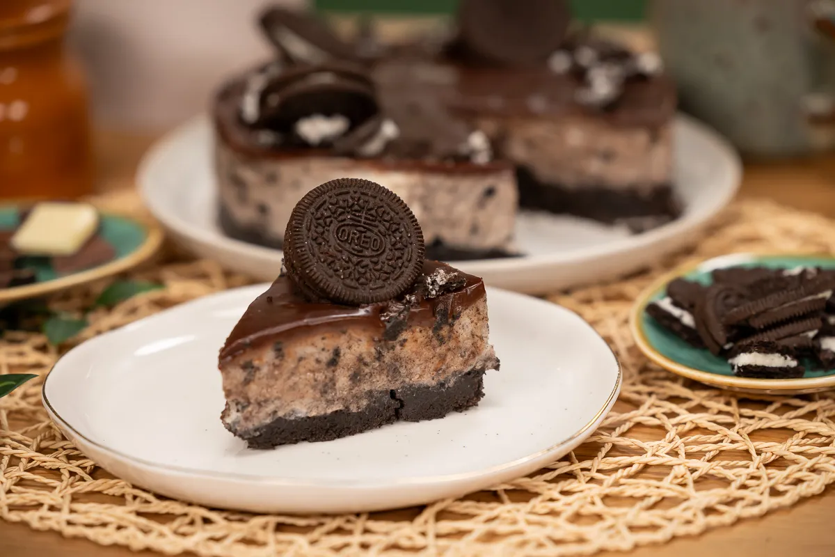 Sütés nélküli Oreo torta: egy szelet torta tányéron