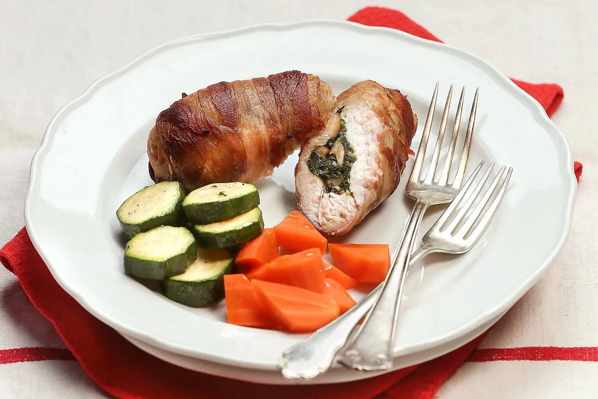 Baconbe tekert csirkerolád