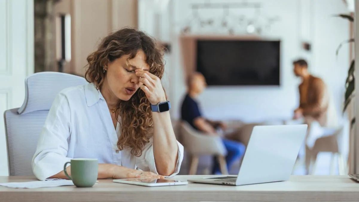Elhízás: irodában ülő, láthatóan stresszes nő 