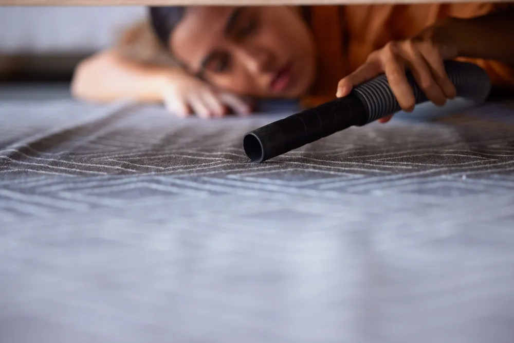 A hatékony porszívózás nem a kapkodáson múlik: a lassú mozdulatok és a jó technika többet számít, mint hinnénk