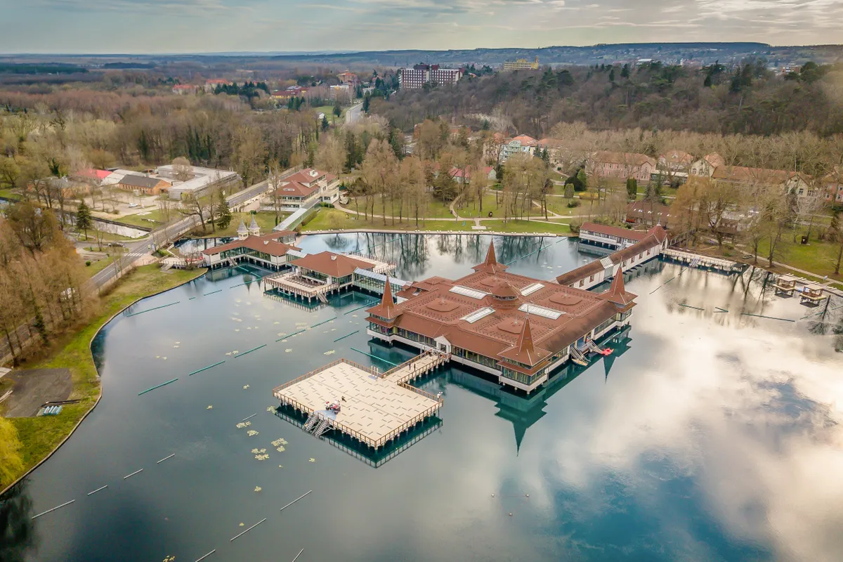 A Hévízi-Tófürdő egész évben fürdőzhető, természetes gyógyvize és nyugodt környezete miatt az egyik legkülönlegesebb belföldi feltöltődési hely