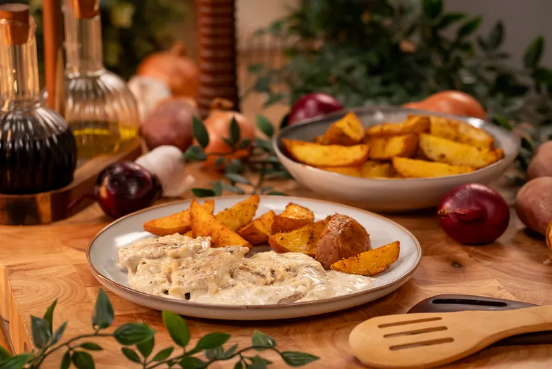 Sertésszűz fokhagymás mártással, tepsiben sült burgonyával 