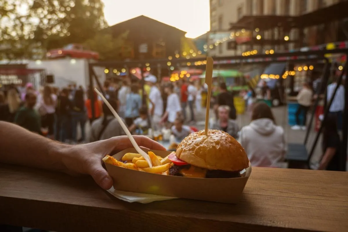 Street food: egy rendezvényen hamburger sült krumplival