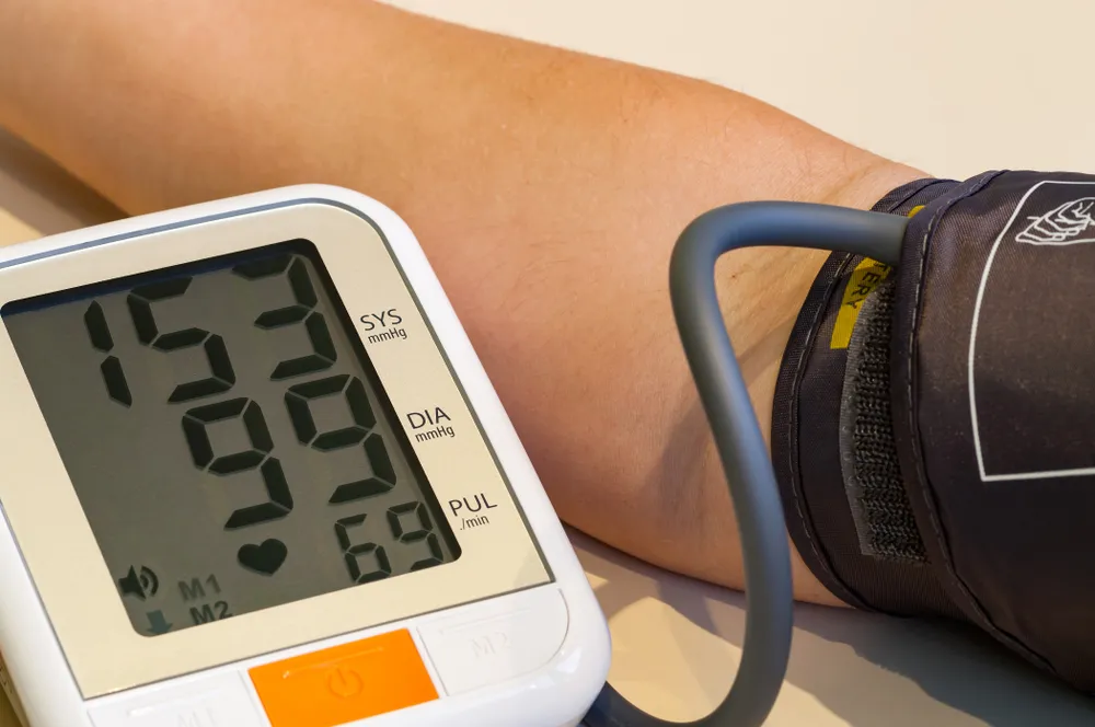 A hideg hatására az erek összehúzódnak, a szívnek pedig keményebben kell dolgoznia – ilyenkor a vérnyomás is könnyebben megemelkedik