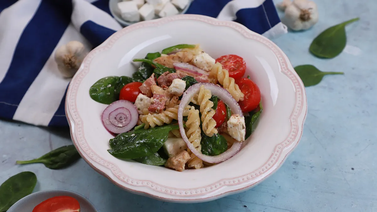 &nbsp;Csirkés-spenótos tésztasaláta