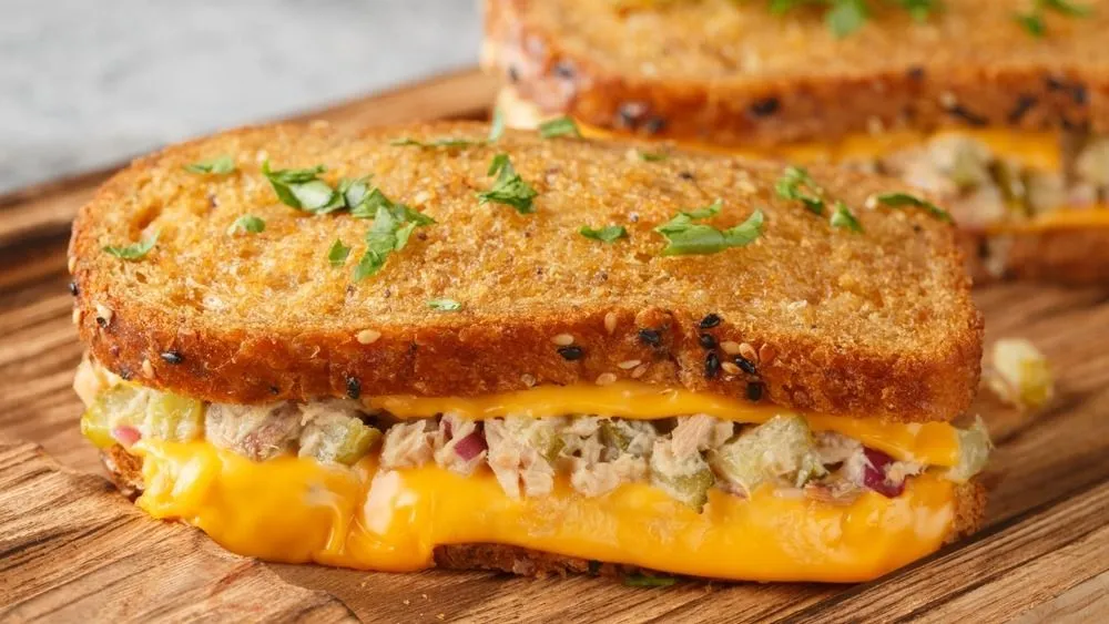 Tonhalas melegszendvics, azaz tuna melt a Heated Rivalry sorozatból