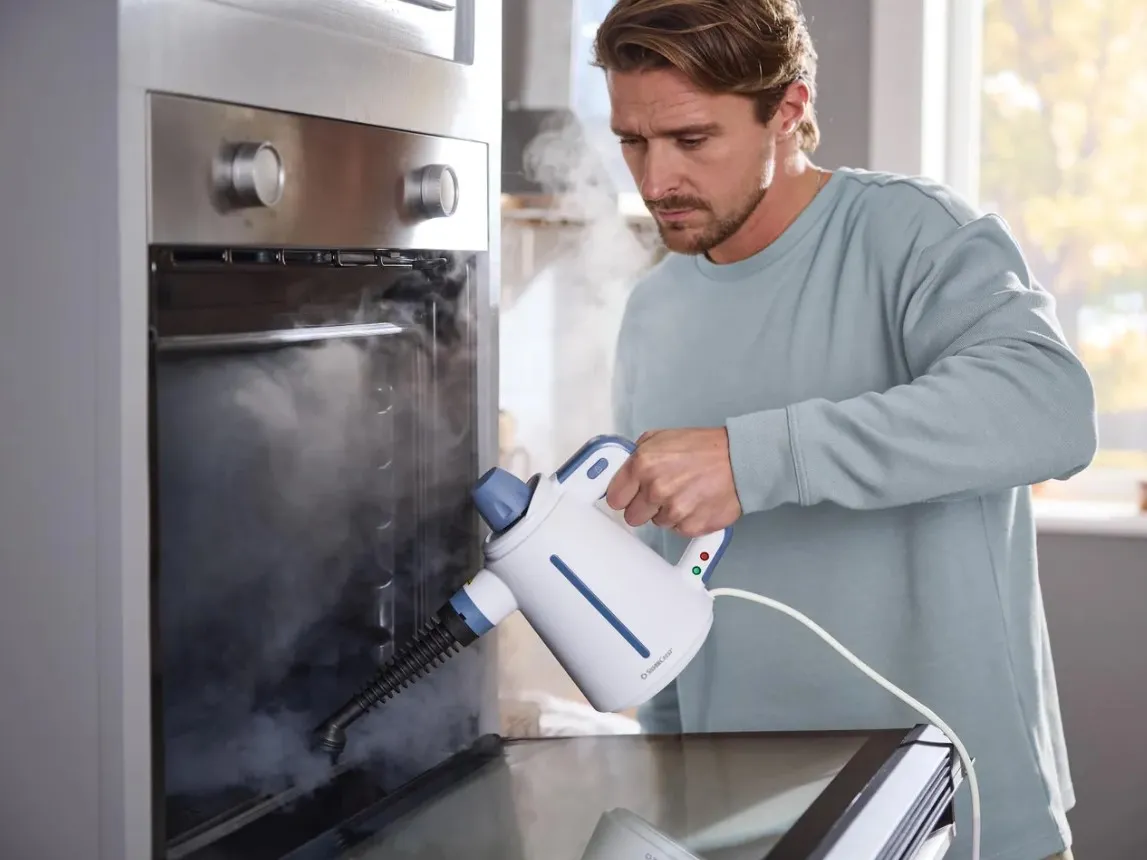 A Lidlben kapható SilverCrest kézi gőztisztító hatékony veszi fel a harcot a szennyeződésekkel szemben