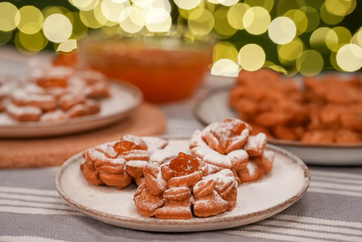 Látványos rózsafánk egy tányéron