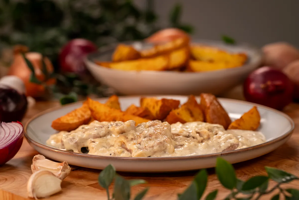 Sertésszűz fokhagymás mártással: tányéron az ízletes fogás 