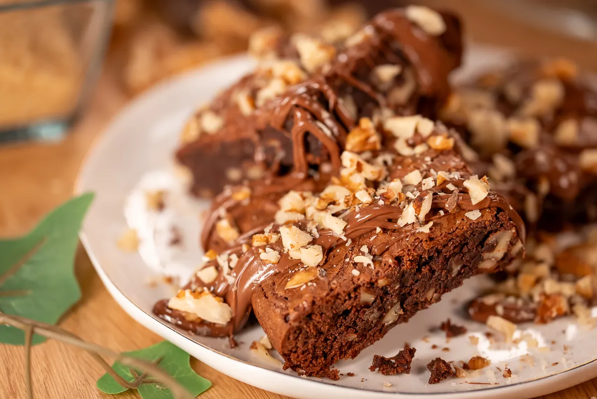 Szeletelt nutellás brownie egy tányéron